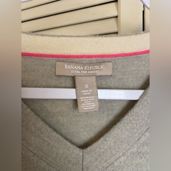 Banana Republic Women's Extra Fine Merino Wool V-Neck Sweater Size S Gray - Picture 3 of 3